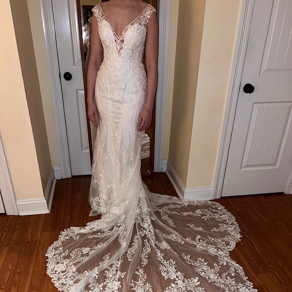 Couture Venetian lace wedding gown from New Orleans designer Yvonne LeFleur - Picture 1 of 10